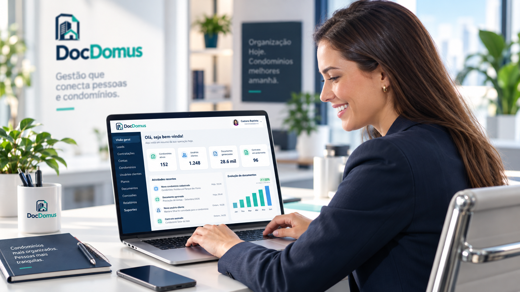 Profissional utilizando a plataforma DocDomus em um notebook